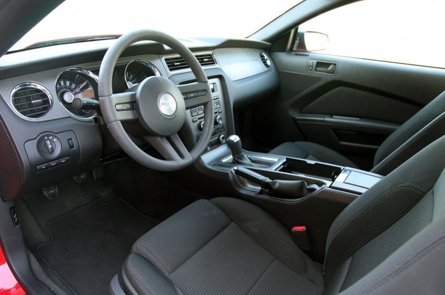 Ford Mustang V6 2012 года  (фото 23 из 133)